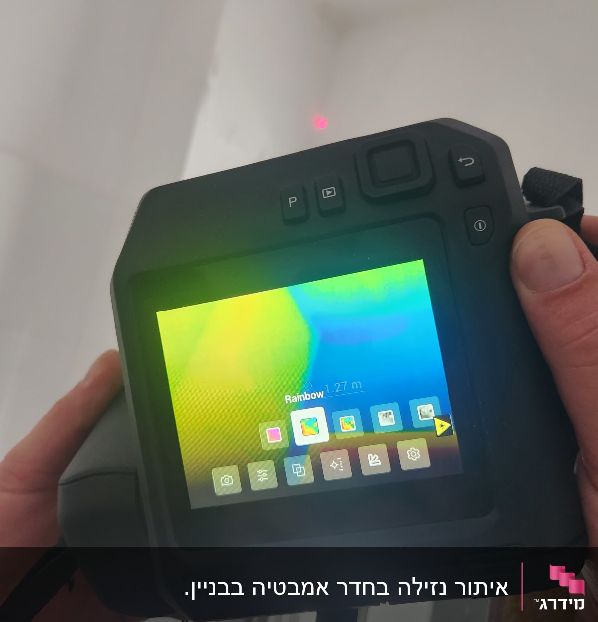מכשיר תרמי עם תצוגת חום צבעונית